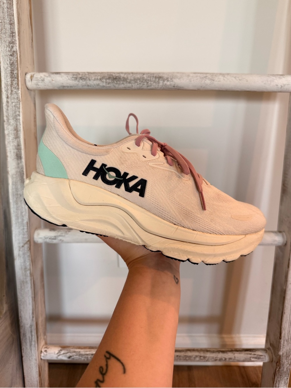 Hoka Arahi 6 Women's Size 9.5(2E) Extra wide Cream Running Shoes Road Sneakers